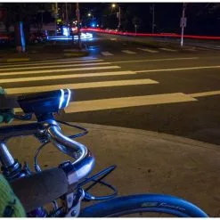 BLACKBURN LOCAL 50 FRONT LIGHT -Bicicletas Ventas local 50 front lifestyle 1